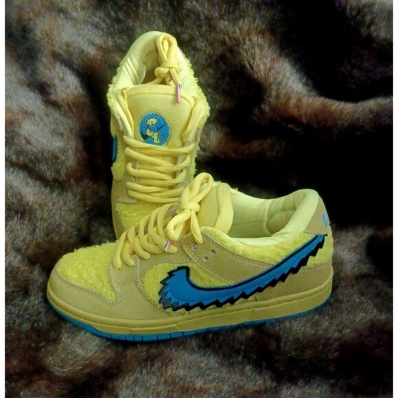 New NO BOX Nike Dunk Low SB Grateful Dead Yellow Bear 2020 Size Womens 8 Rare - Picture 1 of 12